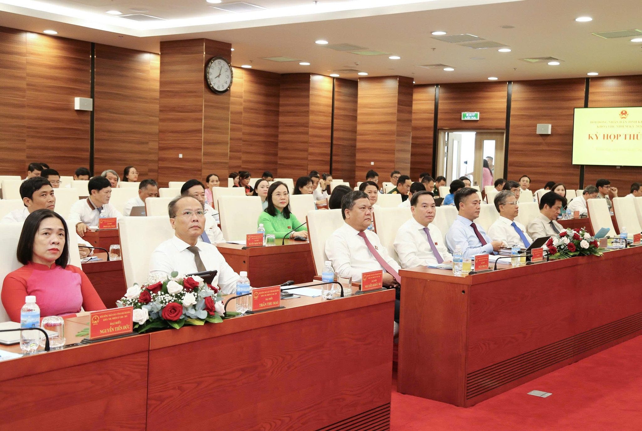 Các đồng chí lãnh đạo tỉnh, đại biểu HĐND tỉnh tham dự kỳ họp.