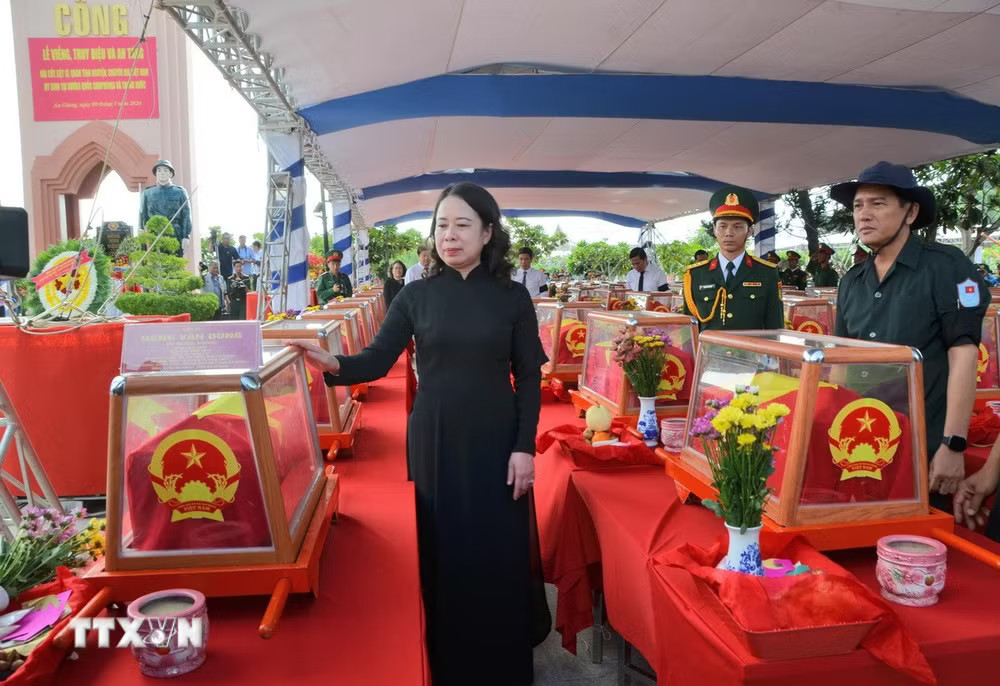ttxvn-pho-chu-tich-nuoc-vo-thi-anh-xuan-du-le-truy-dieu-an-tang-hai-cot-liet-si-tai-tinh-an-giang-2.jpg