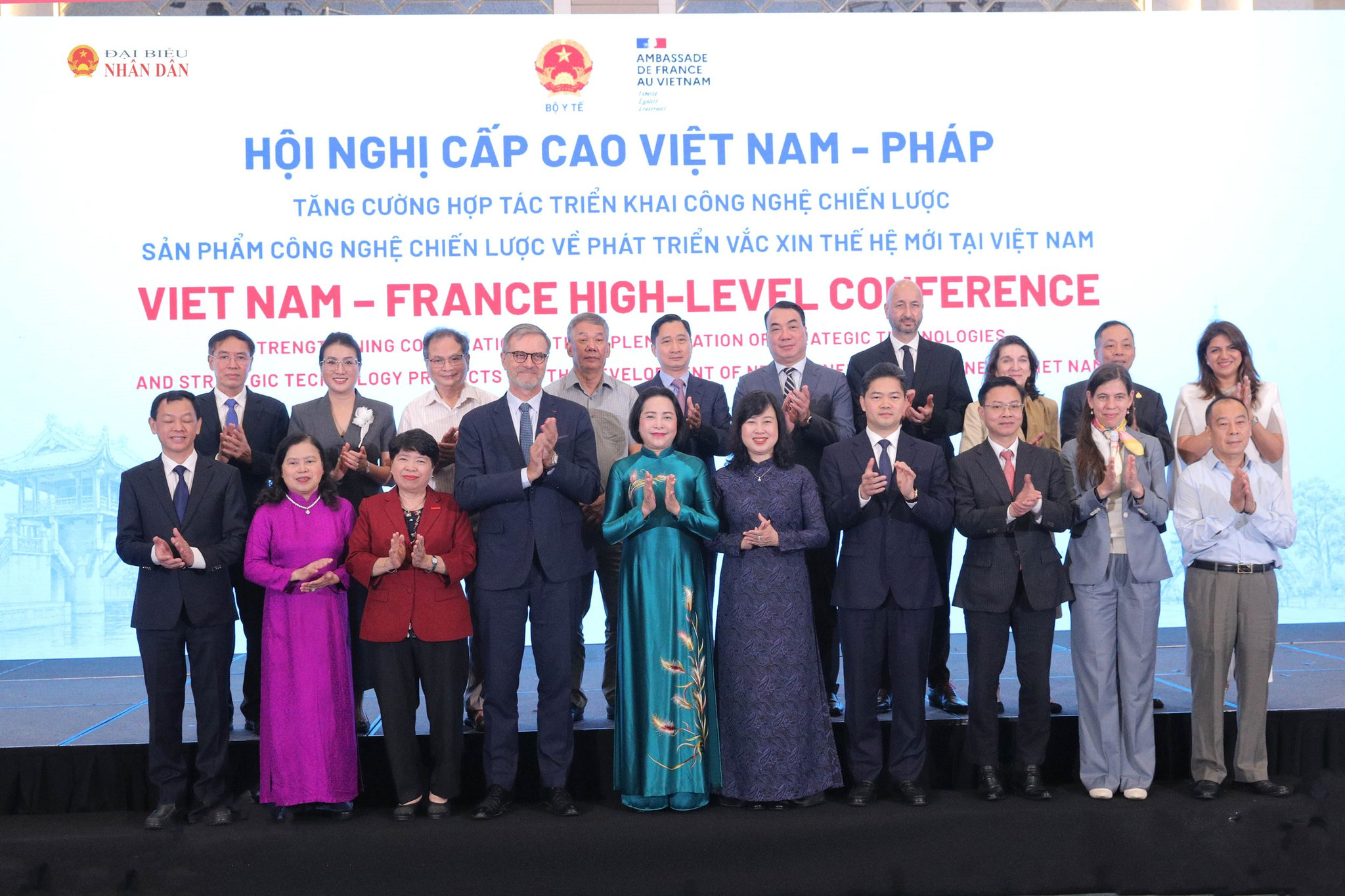 Các đại biểu chụp ảnh lưu niệm