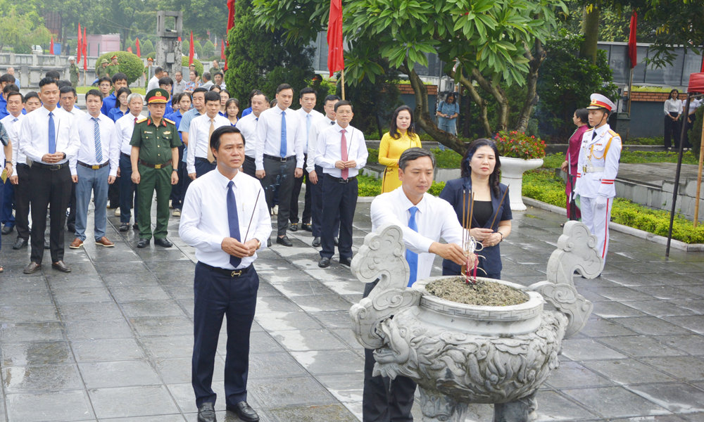 cac-dong-chi-lanh-dao-tinh-dang-huong-tuong-niem-tong-bi-thu-nguyen-van-cu.jpg