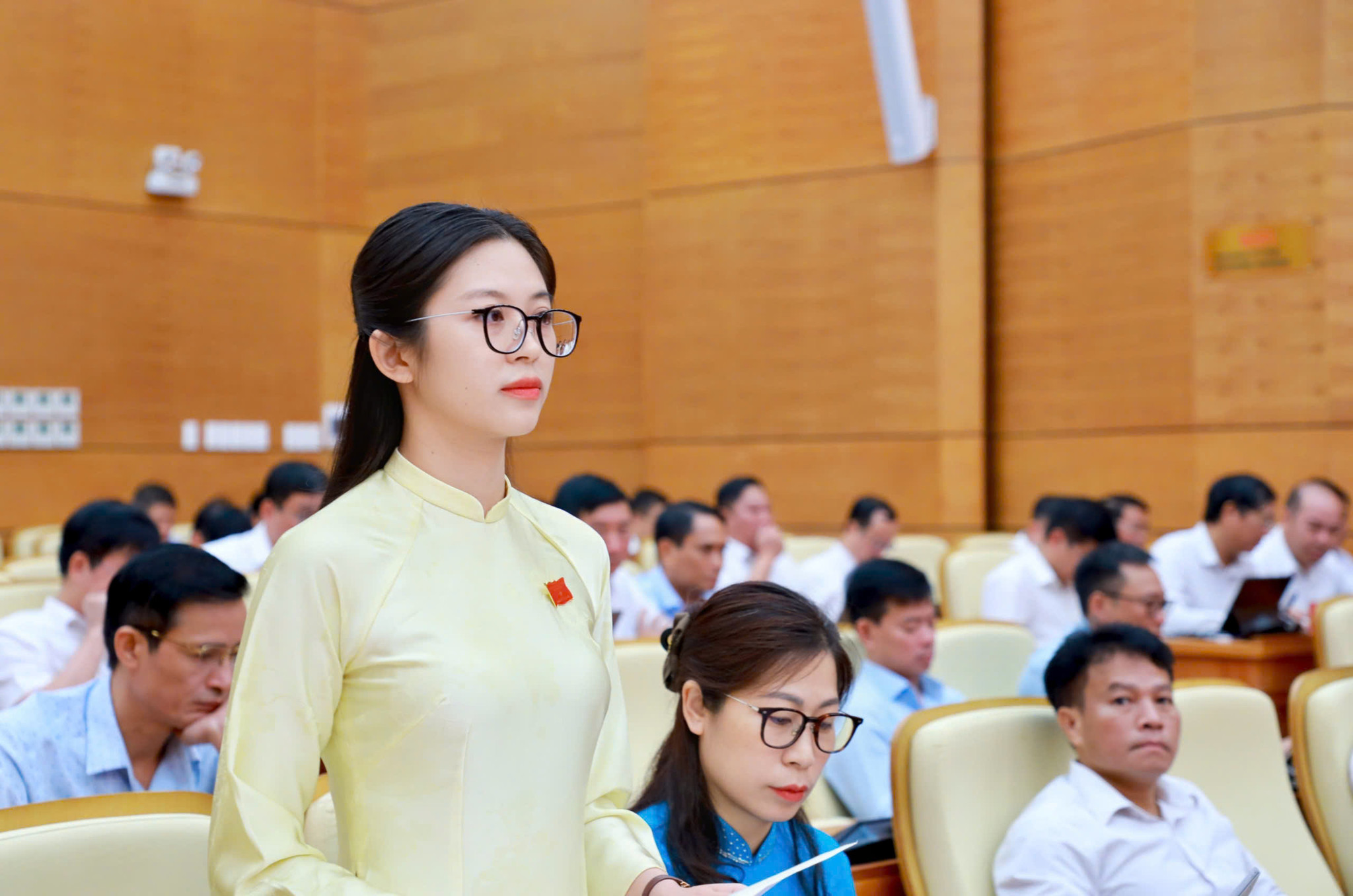 QQ88c Xóc Đĩa Đặng Vũ Minh Tâm, Giáo viên Trường Tiểu học và Trung học cơ sở Cô Tô, đặc khu Cô Tô chất vấn tại hội trường.