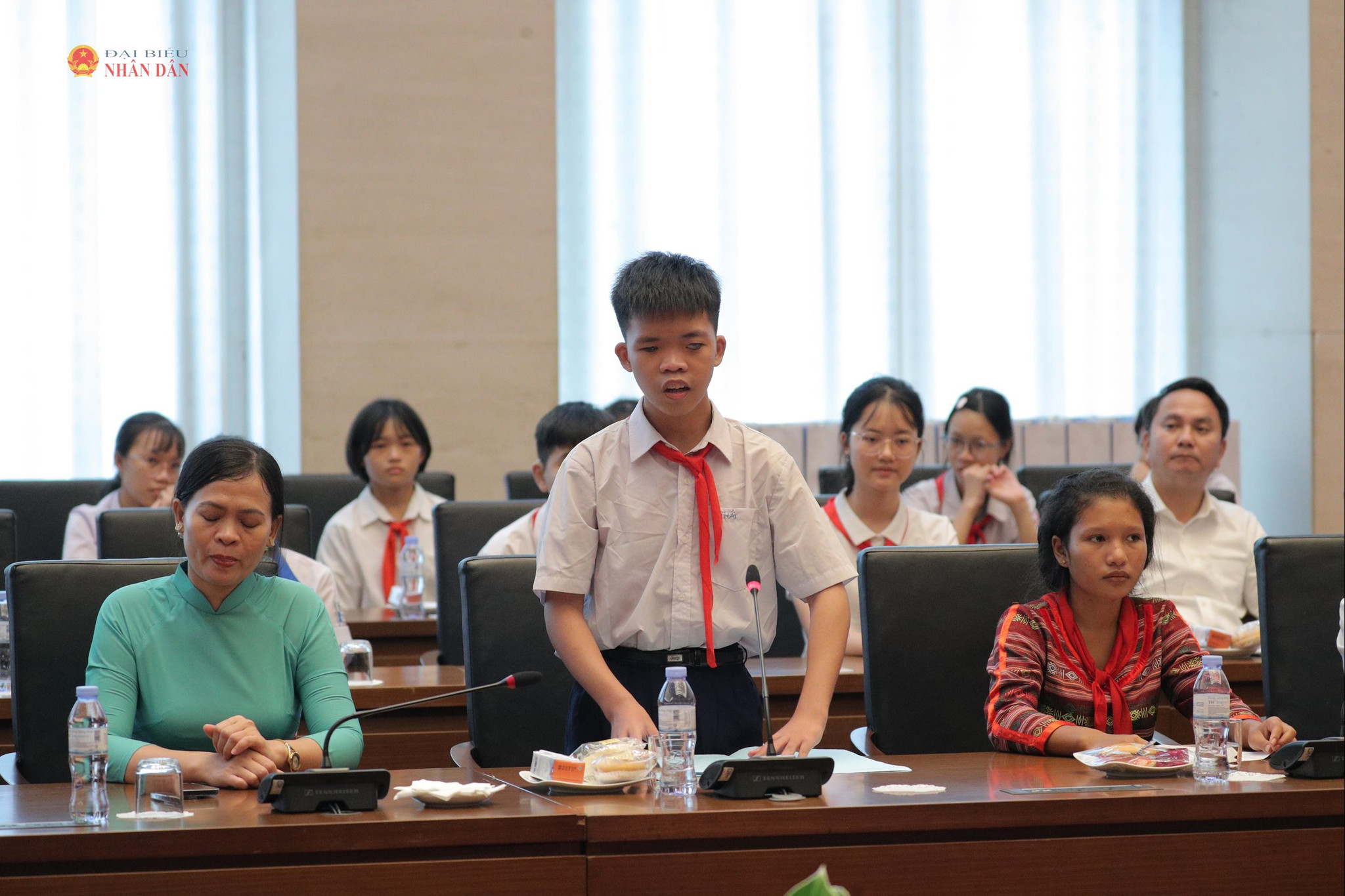 Đại diện các em học sinh tiêu biểu phát biểu 2