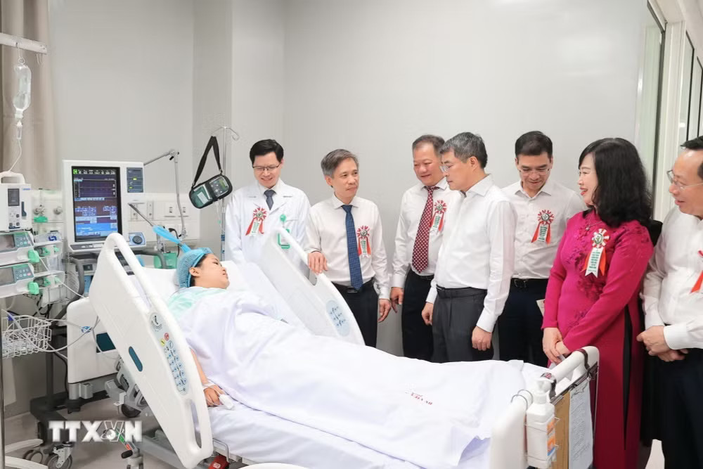 Thủ tướng Lê Minh Hưng và đại biểu tham quan khu vực Hồi sức tích cực của Bệnh viện Việt Đức cơ sở Ninh Bình. (Ảnh: Minh Quyết/TTXVN) ttxvn-0907-thu-tuong-tham-benh-vien-viet-duc-va-benh-vien-bach-mai-co-so-ninh-binh-8.jpg
