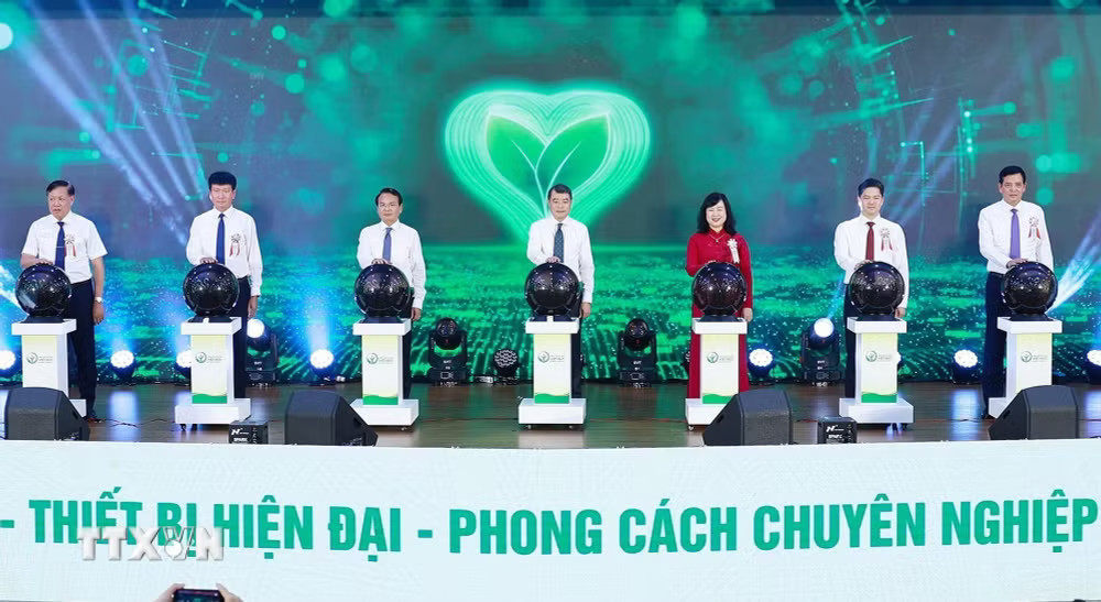 Thủ tướng Lê Minh Hưng và các đại biểu thực hiện nghi thức khai trương hoạt động của Bệnh viện Hữu nghị Việt Đức cơ sở Ninh Bình. (Ảnh: Dương Giang/TTXVN) ttxvn-0907-thu-tuong-tham-benh-vien-viet-duc-va-benh-vien-bach-mai-co-so-ninh-binh-10.jpg