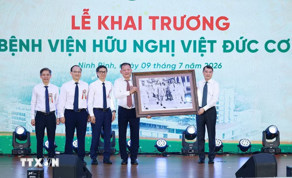 Thủ tướng Lê Minh Hưng tặng quà cho cán bộ, y bác sỹ, nhân viên y tế Bệnh viện Hữu nghị Việt Đức cơ sở Ninh Bình. (Ảnh: Dương Giang/ TTXVN) ttxvn-0907-thu-tuong-tham-benh-vien-viet-duc-va-benh-vien-bach-mai-co-so-ninh-binh-11.jpg