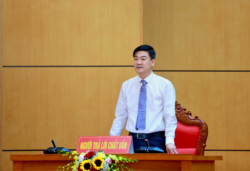 Giám đốc Sở Xây dựng Quảng Ninh Đỗ Xuân Điệp trả lời chất vấn tại kỳ họp.