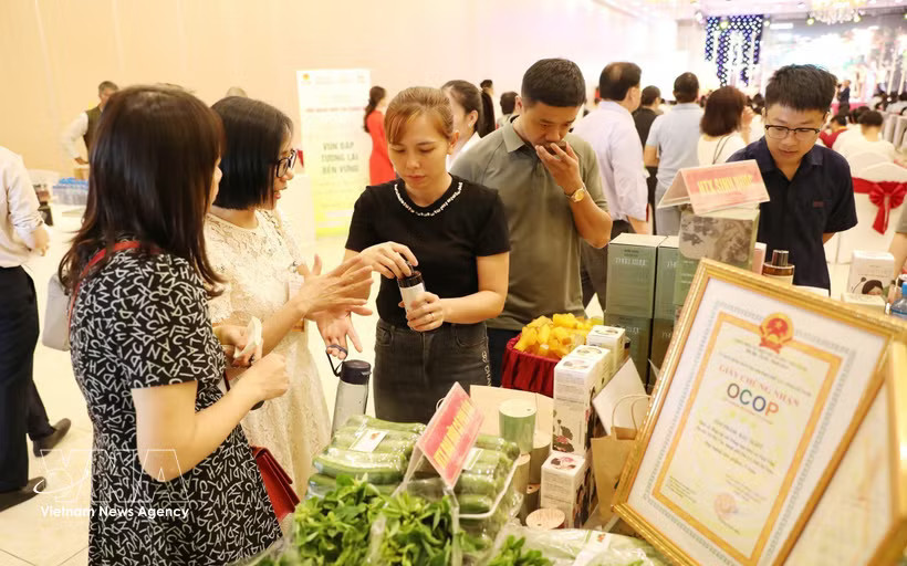 Agricultural products are showcased at an event. During the January – June period, agriculture recorded growth of 3.57%, while forestry expanded by 3.98% and fisheries by 4.88%. (Photo: VNA)