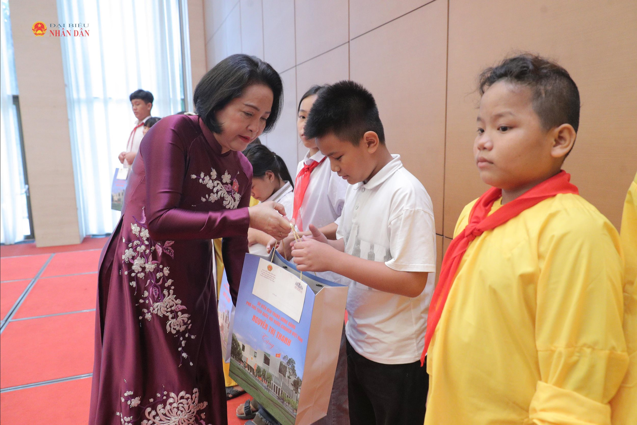 Phó QQ88k Game Bài QQ8886 Khuyến Mãi Nguyễn Thị Thanh tặng quà cho các em học sinh 2