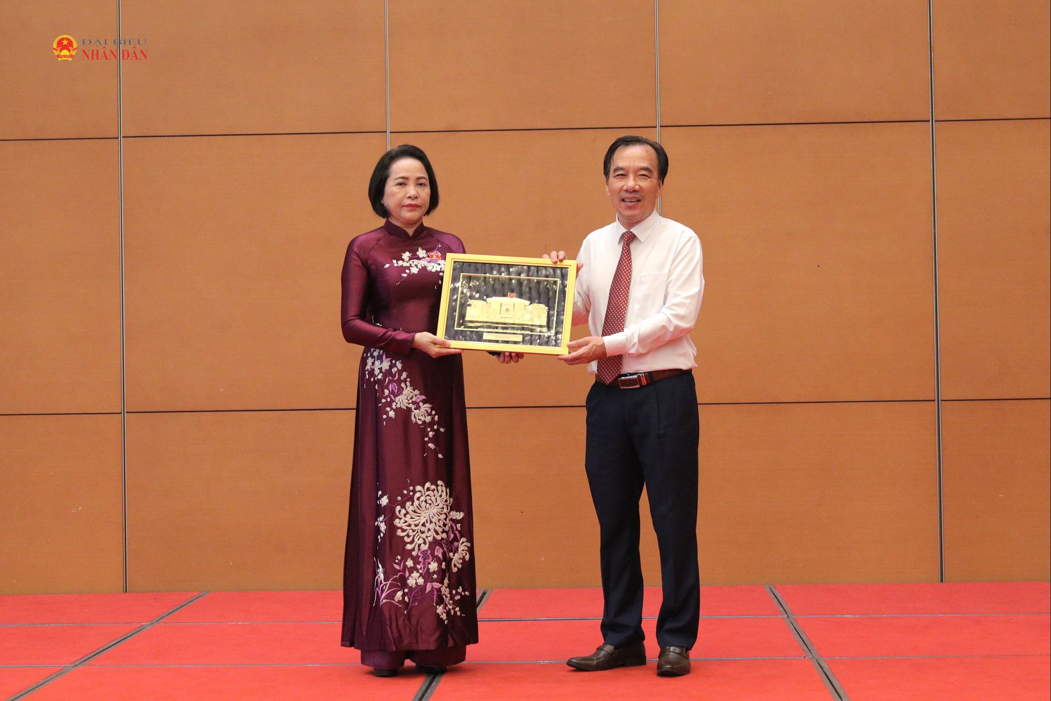 Phó QQ88k Game Bài QQ8886 Khuyến Mãi Nguyễn Thị Thanh tặng quà lưu niệm