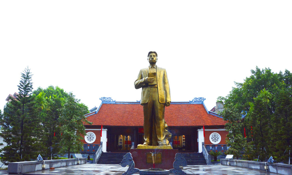 tuong-dai-tong-bi-thu-nguyen-van-cu-tai-khu-luu-niem-tong-bi-thu-nguyen-van-cu-phuong-phu-khe.jpg