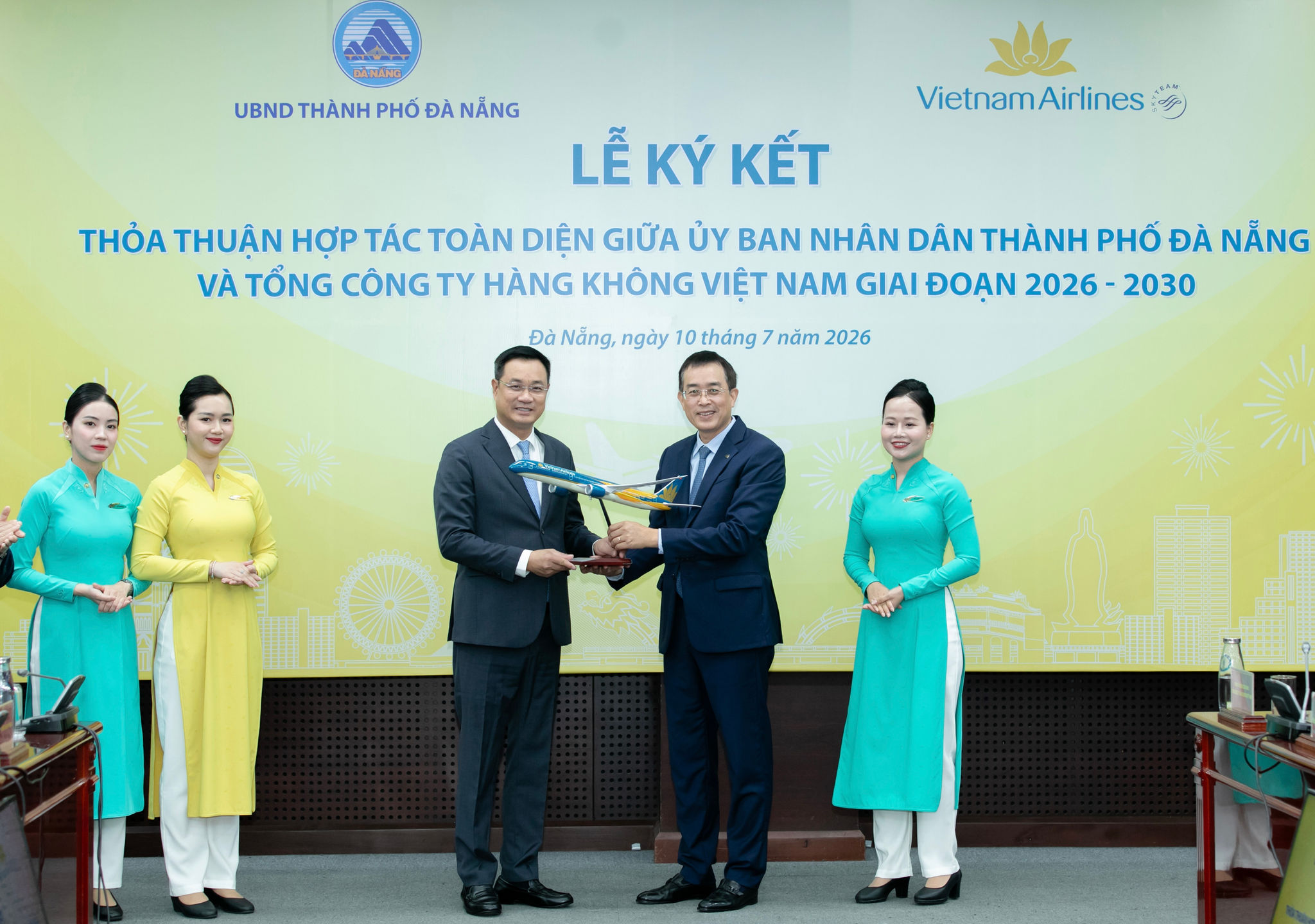 5. QQ88k Game Bài HĐQT Đặng Ngọc Hòa trao tặng mô hình máy bay cho Ủy viên Trung ương Đảng, QQ8823 Nổ Hũ Thành ủy TP Đà Nẵng Lê Ngọc Quang
