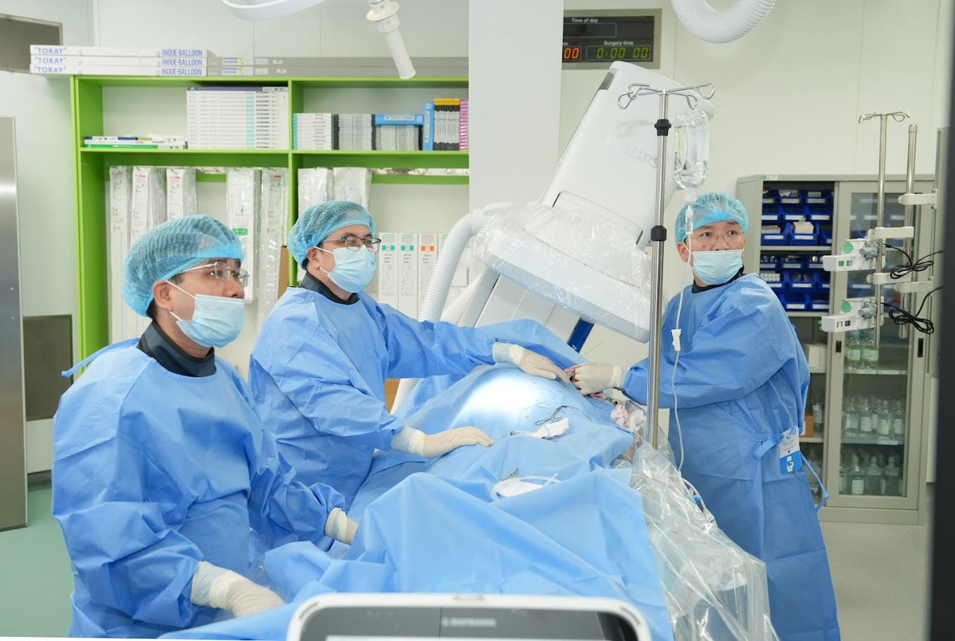 Các bác sĩ phẫu thuật cho người bệnh. Ảnh: Bệnh viện Bạch Mai