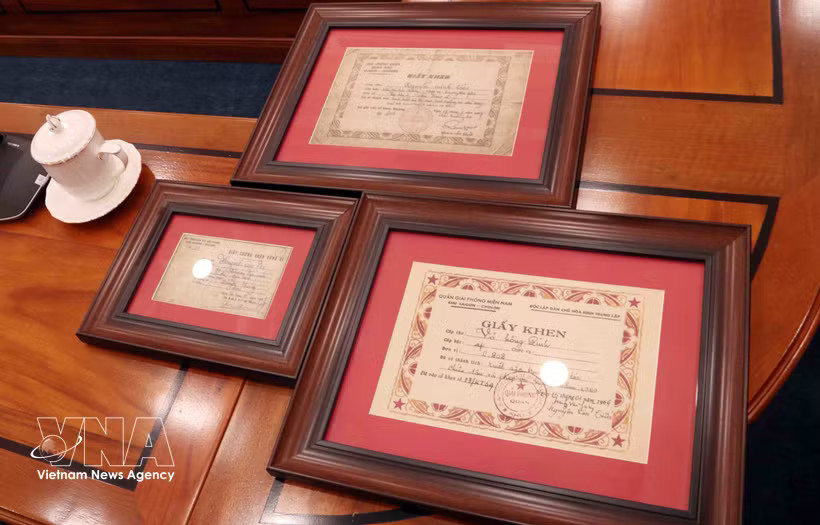 Three war memorabilia items, including a certificate of merit and bravery certificates, are handed over to the Ho Chi Minh City Steering Committee for the Search, Recovery and Identification of Martyrs’ Remains. (Photo: VNA)