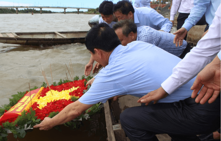 Bộ trưởng Trần Hồng Minh cùng đoàn công tác thả hoa tri ân các anh hùng liệt sĩ tại Bến thả hoa bờ Nam sông Thạch Hãn.