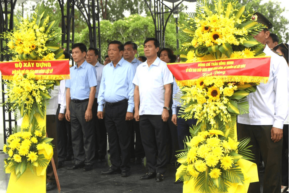 Bộ trưởng Trần Hồng Minh cùng đoàn đặt vòng hoa, dâng hương tưởng niệm tại Nghĩa trang Liệt sĩ Quốc gia Đường 9.