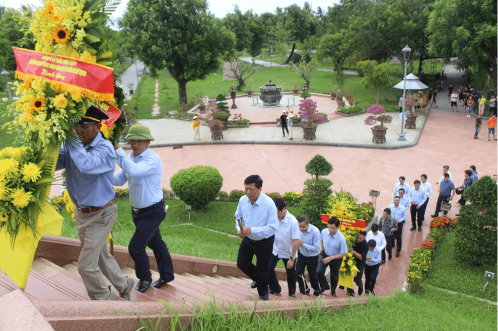 Bộ trưởng Trần Hồng Minh và đoàn công tác dâng hương tưởng niệm các liệt sĩ tại Di tích Thành cổ Quảng Trị.