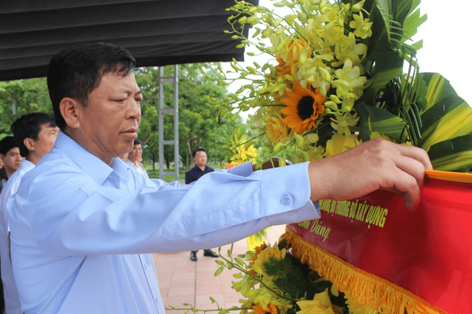 Bộ trưởng Trần Hồng Minh viếng các Anh hùng liệt sĩ