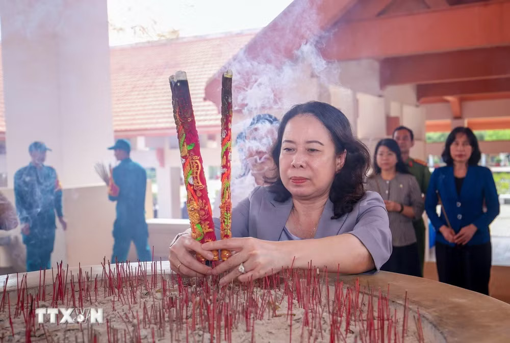 ttxvn-pho-chu-tich-nuoc-vo-thi-anh-xuan-dang-huong-tuong-niem-cac-anh-hung-liet-si-tai-tay-ninh-2.jpg
