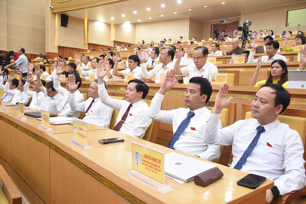 cac-dai-bieu-hdnd-tinh-bieu-quyet-thong-qua-cac-nhom-nghi-quyet-tai-ky-hop-2-.jpeg