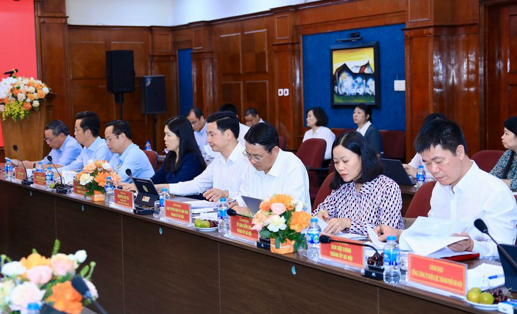 Các đại biểu tham dự cuộc làm việc