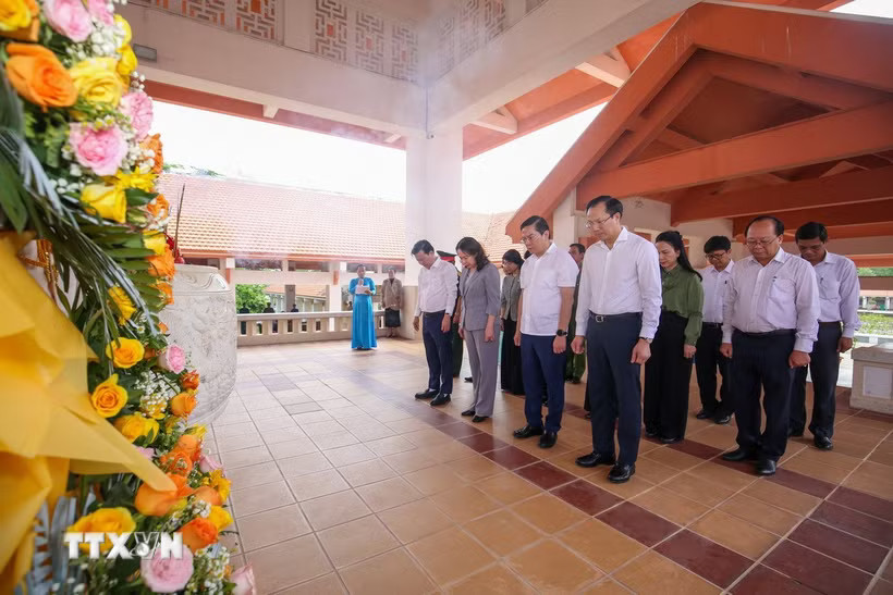 Bí thư Trung ương Đảng, Phó Chủ tịch nước Võ Thị Ánh Xuân cùng đoàn công tác và lãnh đạo tỉnh Tây Ninh dành một phút mặc niệm tưởng nhớ các Anh hùng liệt sỹ tại Khu di tích lịch sử cách mạng Bình Thành. (Ảnh: Giang Phương/TTXVN)