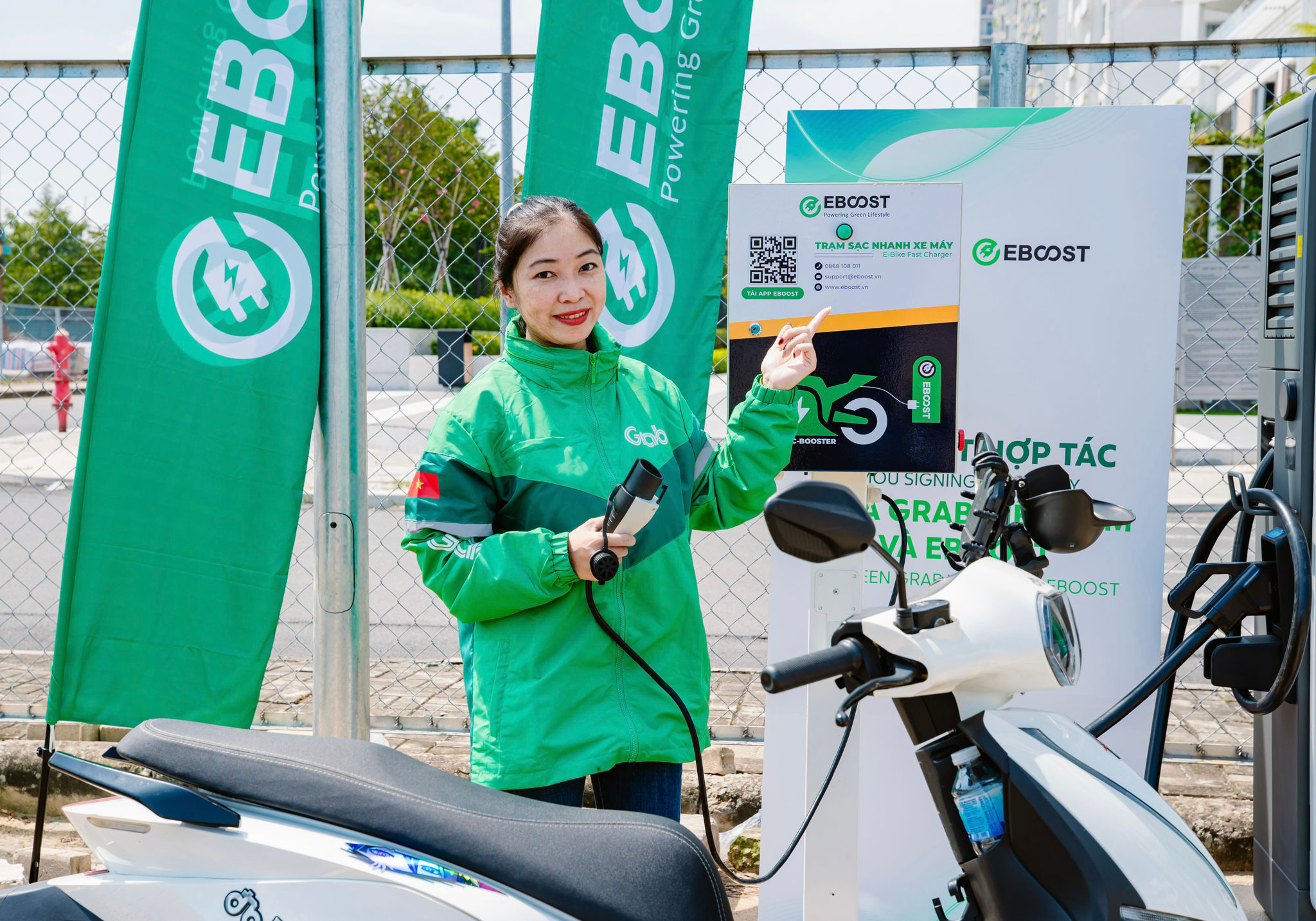 Eboost mang đến các giải pháp sạc linh hoạt cho cả xe máy điện và ô tô điện
