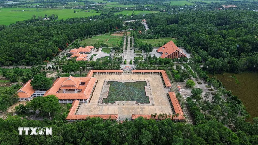 ttxvn-pho-chu-tich-nuoc-vo-thi-anh-xuan-dang-huong-tuong-niem-cac-anh-hung-liet-si-tai-tay-ninh-3.jpg