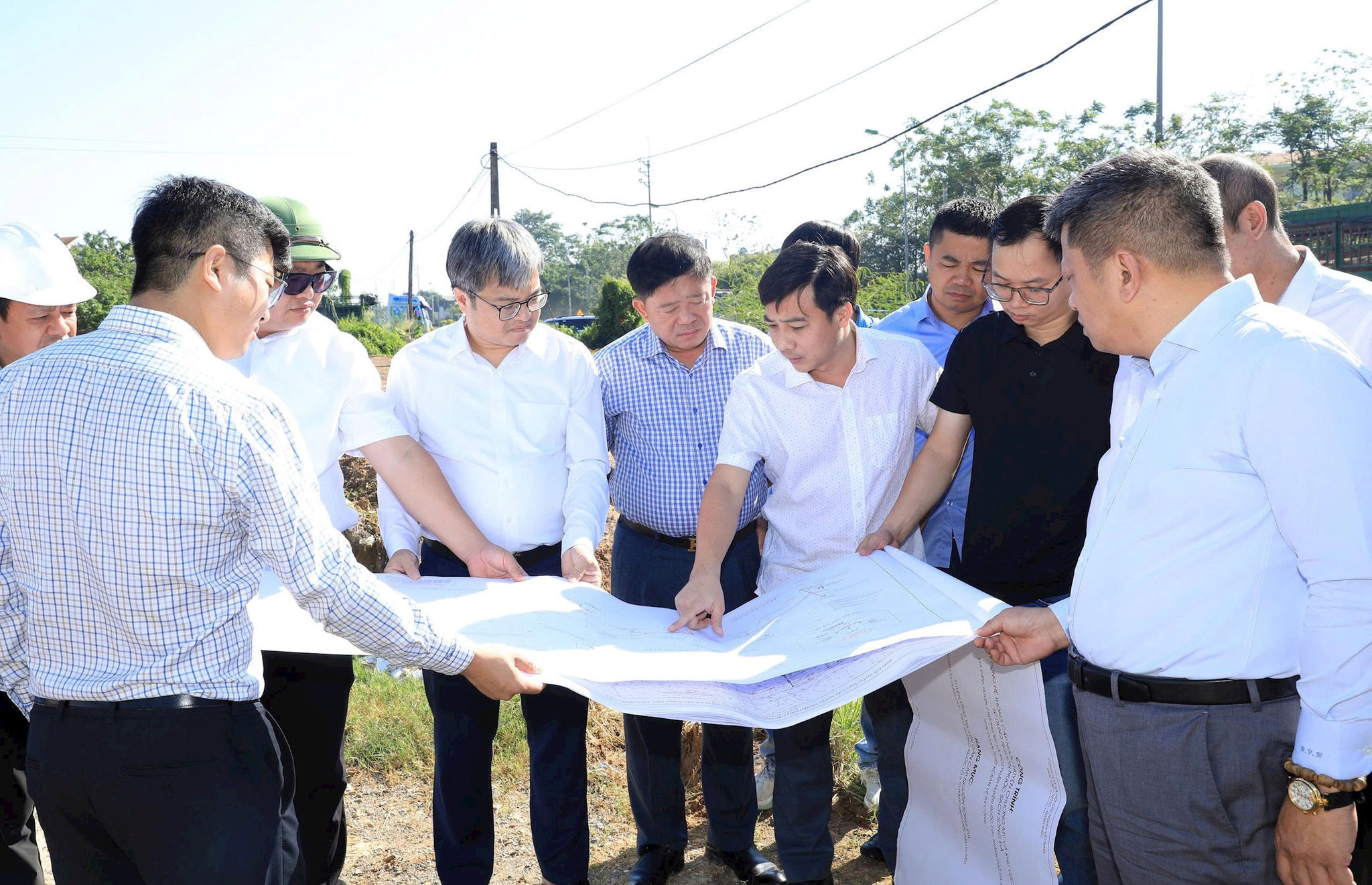 Phó Chủ tịch UBND thành phố Hà Nội Trương Việt Dũng nghe các đơn vị báo cáo tại hiện trường