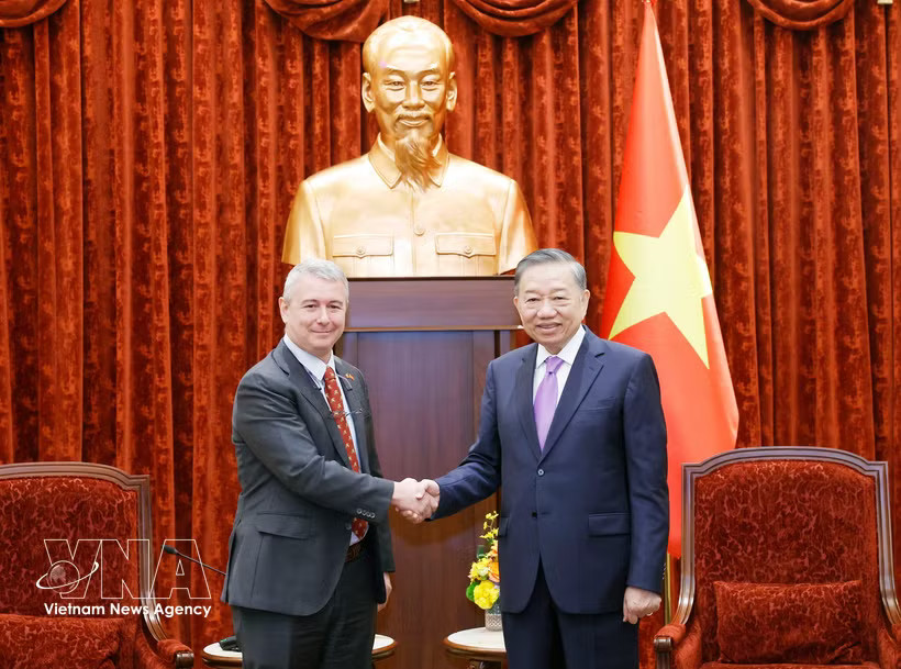 General Secretary of the Communist Party of Vietnam Central Committee and State President To Lam (R) and Belgian Ambassador Karl Van den Bossche. (Photo: VNA)