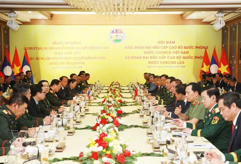 The high-level delegations from the Ministries of Defence of Vietnam and Laos hold talks in the central province of Nghe An on July 10. (Photo: VNA)