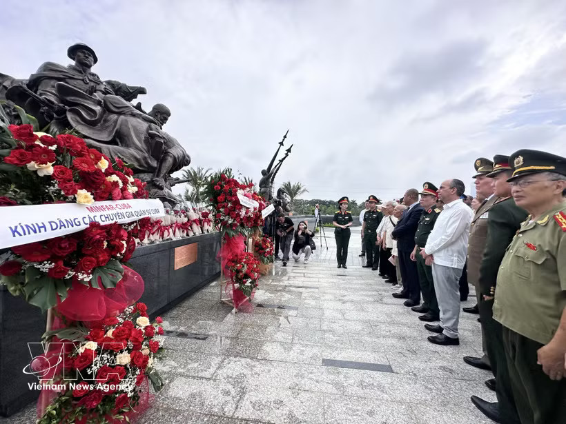 Delegates from the two nations, along with military attachés from several countries accredited to Vietnam, lay flowers in tribute to the Cuban military experts at the memorial monument within the Vietnam Military History Museum in Hanoi on July 10. (Photo: VNA)