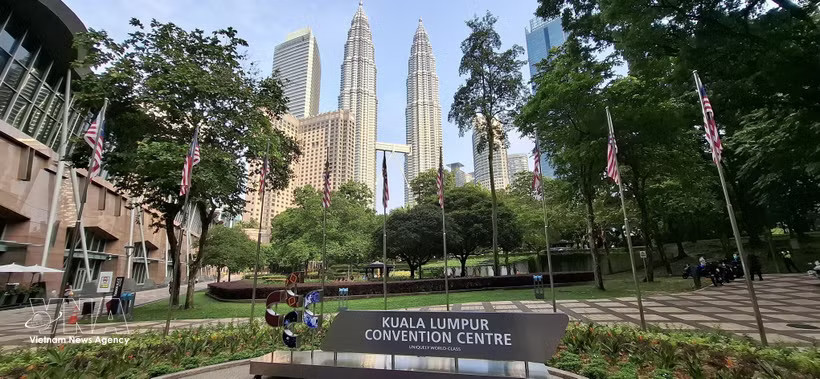 The Petronas Twin Towers, a tourist magnet of Malaysia, as seen from the Kuala Lumpur Convention Centre (Photo: VNA)
