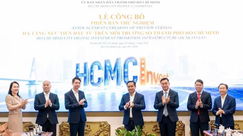 Chairman of the municipal People's Committee Nguyen Van Duoc (C) and delegates at the announcement ceremony of the preview version of HCMCInvest. (Photo: nhandan.vn)