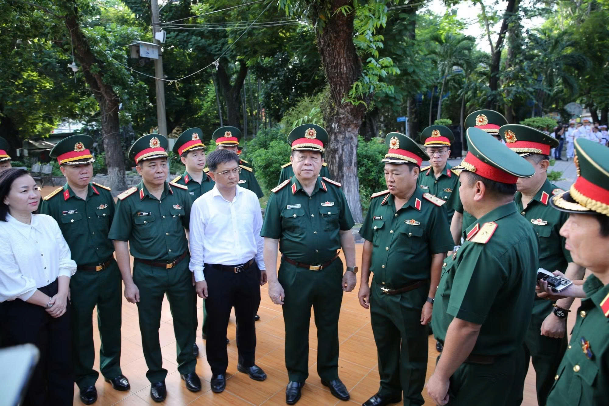 Đại tướng Nguyễn Trọng Nghĩa nghe báo cáo tình hình tìm kiếm hài cốt liệt sĩ tại Công viên Lê Thị Riêng