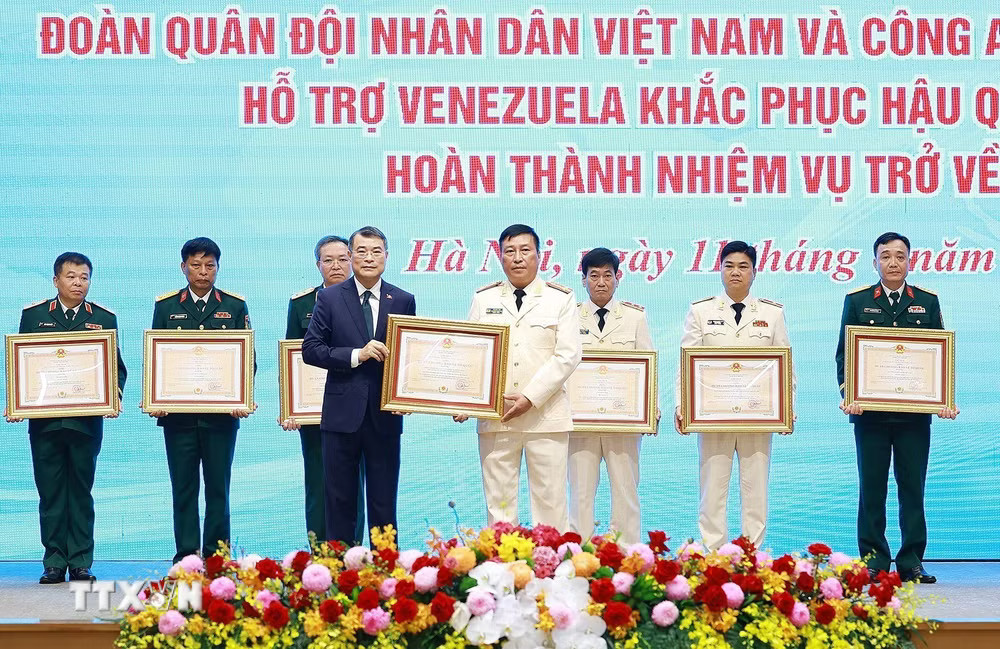 Thủ tướng Lê Minh Hưng trao Huân chương Bảo vệ Tổ quốc hạng Nhì và hạng Ba cho các tập thể có thành tích xuất sắc trong công tác hỗ trợ Venezuela khắc phục hậu quả động đất. (Ảnh: Dương Giang/TTXVN) ttxvn-thu-tuong-du-le-tuyen-duong-doan-cong-tac-ho-tro-venezuela-khac-phuc-hau-qua-dong-dat-1107-11.jpg
