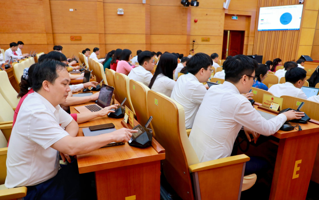 Các đại biểu biểu quyết thông qua nghị quyết tại kỳ họp. Ảnh: T. Nguyên