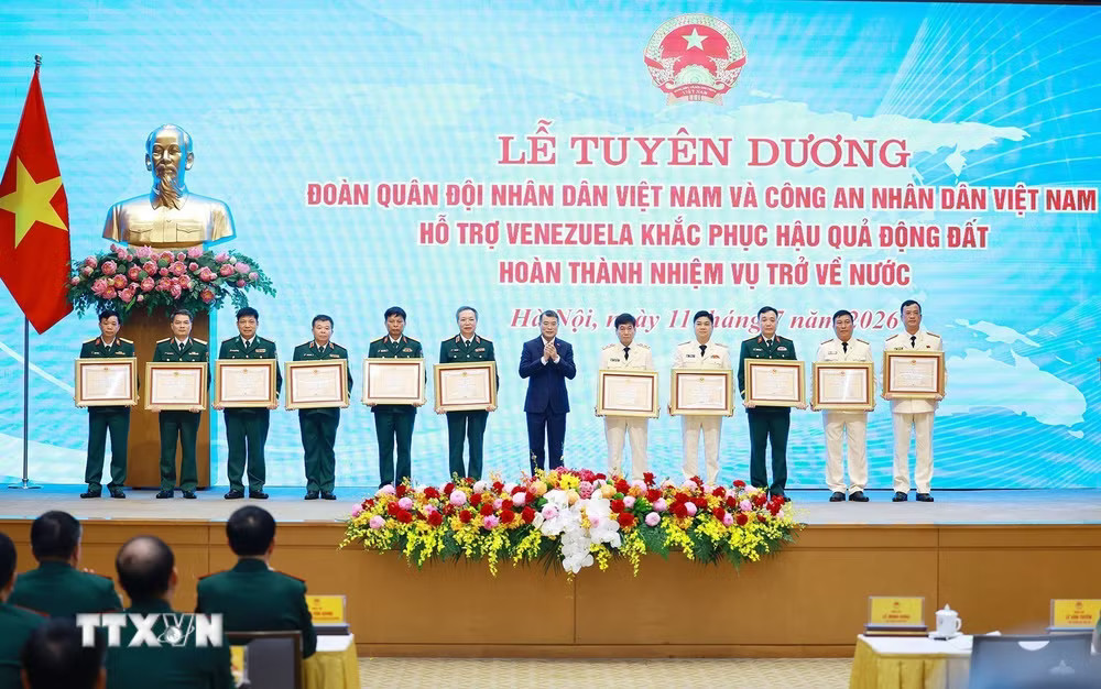 Thủ tướng Lê Minh Hưng trao Huân chương Bảo vệ Tổ quốc hạng Nhì và hạng Ba cho các tập thể có thành tích xuất sắc trong công tác hỗ trợ Venezuela khắc phục hậu quả động đất. (Ảnh: Dương Giang/TTXVN) ttxvn-thu-tuong-du-le-tuyen-duong-doan-cong-tac-ho-tro-venezuela-khac-phuc-hau-qua-dong-dat-1107-12.jpg