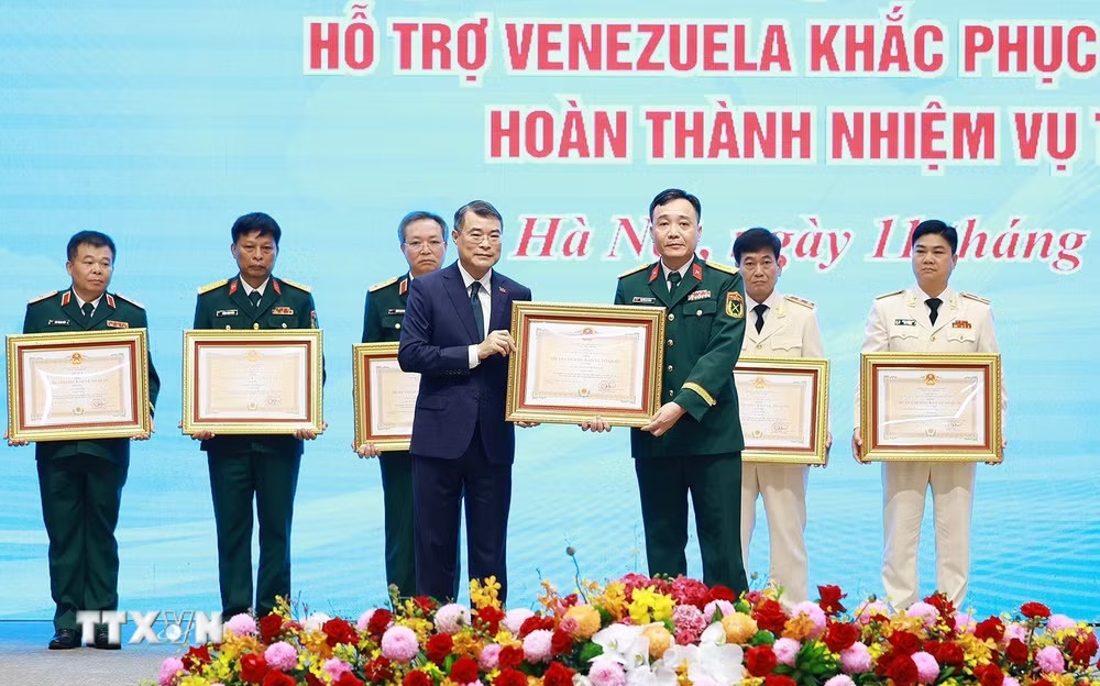 Thủ tướng Lê Minh Hưng trao Huân chương Bảo vệ Tổ quốc hạng Nhì và hạng Ba cho các tập thể có thành tích xuất sắc trong công tác hỗ trợ Venezuela khắc phục hậu quả động đất. (Ảnh: Dương Giang/TTXVN) ttxvn-thu-tuong-du-le-tuyen-duong-doan-cong-tac-ho-tro-venezuela-khac-phuc-hau-qua-dong-dat-1107-10.jpg