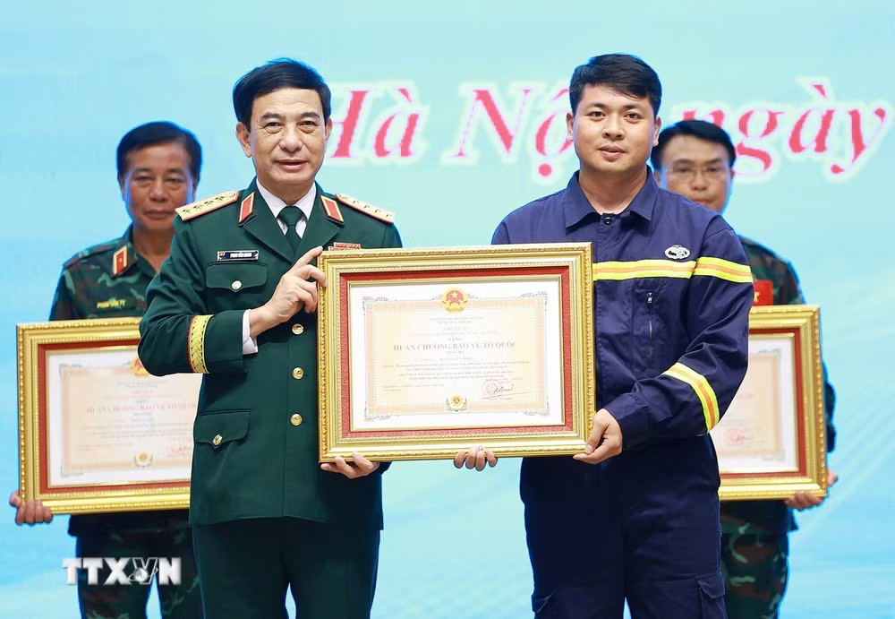 Đại tướng Phan Văn Giang, Phó Thủ tướng, Bộ trưởng Bộ Quốc phòng trao Huân chương Bảo vệ Tổ quốc hạng hạng Ba cho cá nhân có thành tích xuất sắc trong công tác hỗ trợ Venezuela khắc phục hậu quả động đất. (Ảnh: Dương Giang/TTXVN) ttxvn-thu-tuong-du-le-tuyen-duong-doan-cong-tac-ho-tro-venezuela-khac-phuc-hau-qua-dong-dat2.jpg