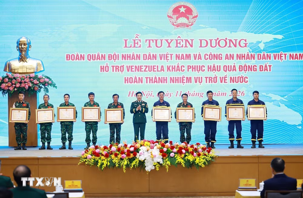 Đại tướng Phan Văn Giang, Phó Thủ tướng, Bộ trưởng Bộ Quốc phòng trao Huân chương Bảo vệ Tổ quốc hạng hạng Nhì và hạng Ba cho các cá nhân có thành tích xuất sắc trong công tác hỗ trợ Venezuela khắc phục hậu quả động đất. (Ảnh: Dương Giang/TTXVN) ttxvn-thu-tuong-du-le-tuyen-duong-doan-cong-tac-ho-tro-venezuela-khac-phuc-hau-qua-dong-dat-1107-13.jpg