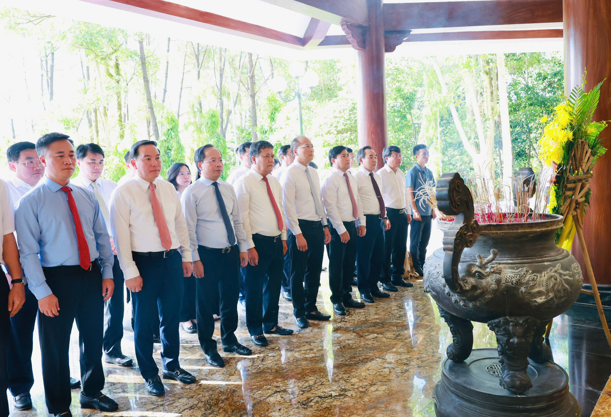 Bí thư Tỉnh ủy Trần Phong và đoàn công tác dâng hương tại Khu di tích Ngã ba Đồng Lộc.