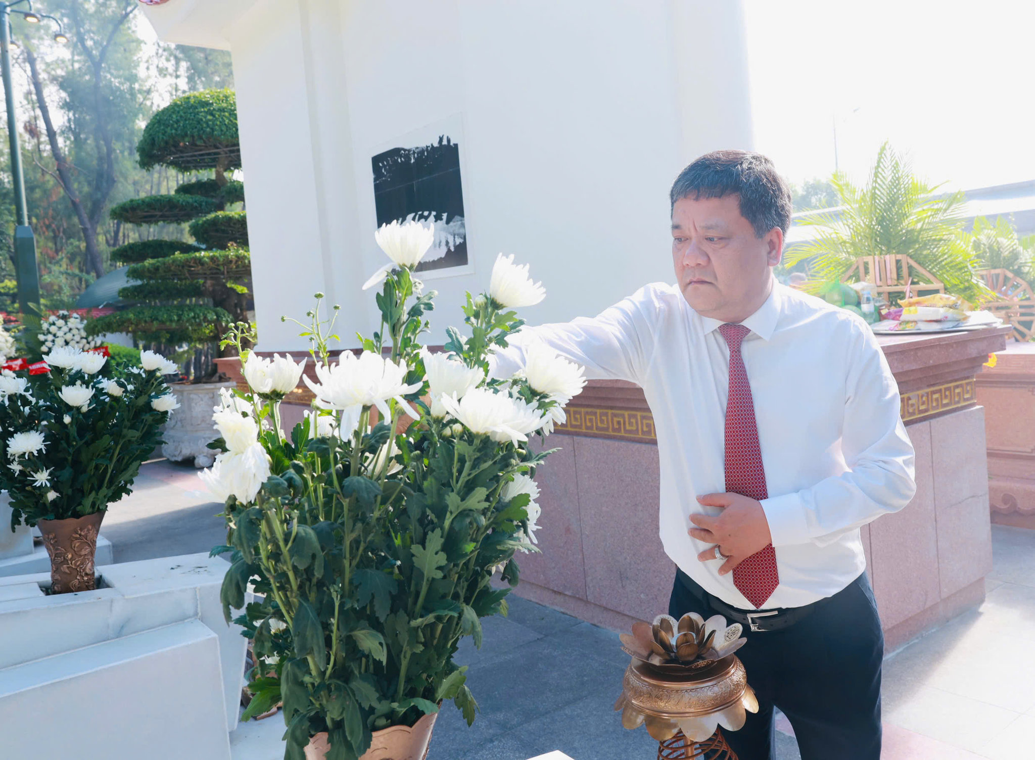 Bí thư Tỉnh ủy Trần Phong dâng hương tại khu mộ 10 nữ anh hùng liệt sĩ thanh niên xung phong.