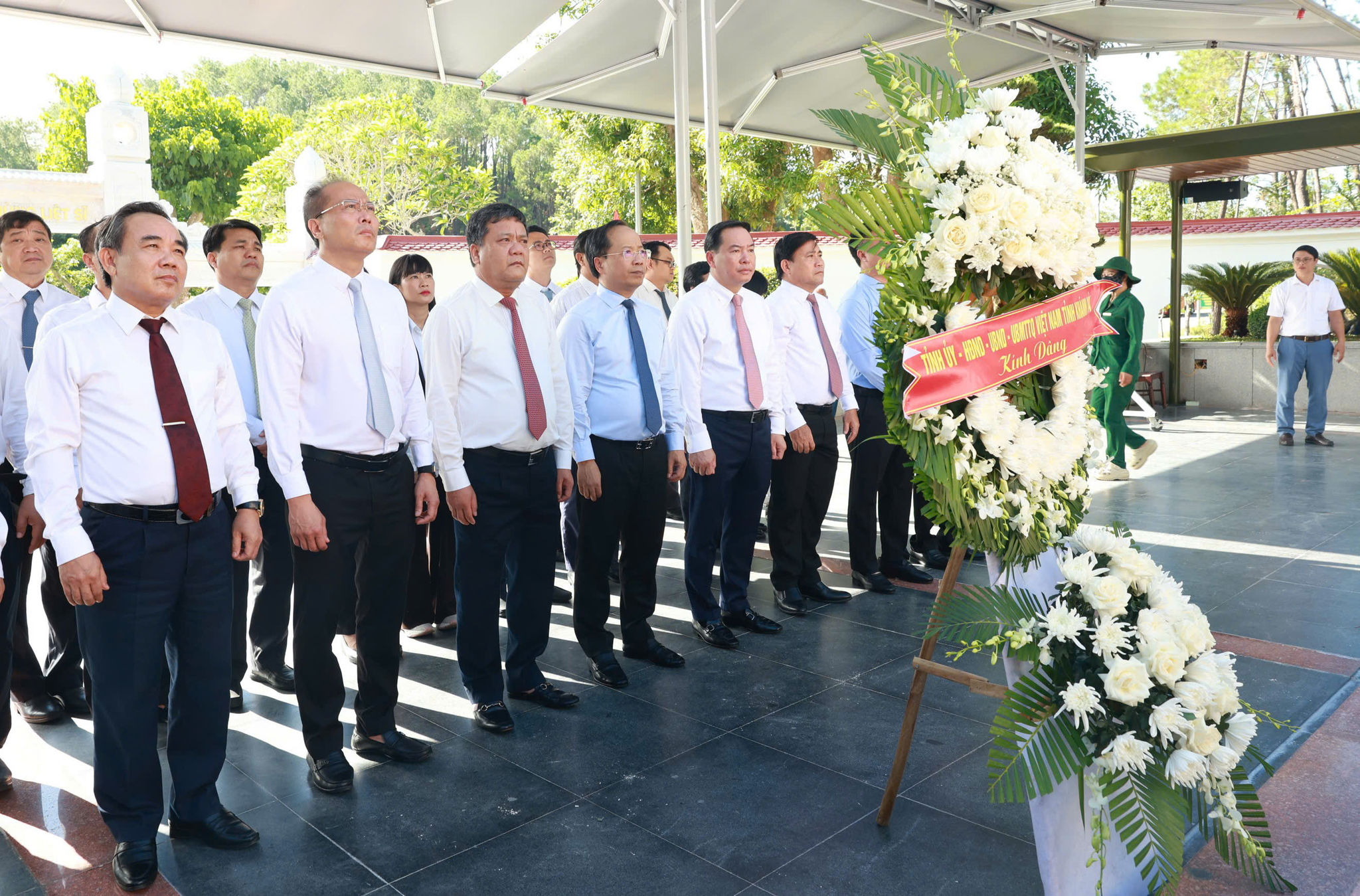 Đoàn công tác tỉnh Khánh Hòa dâng hoa tại phần mộ 10 nữ anh hùng liệt sĩ thanh niên xung phong.