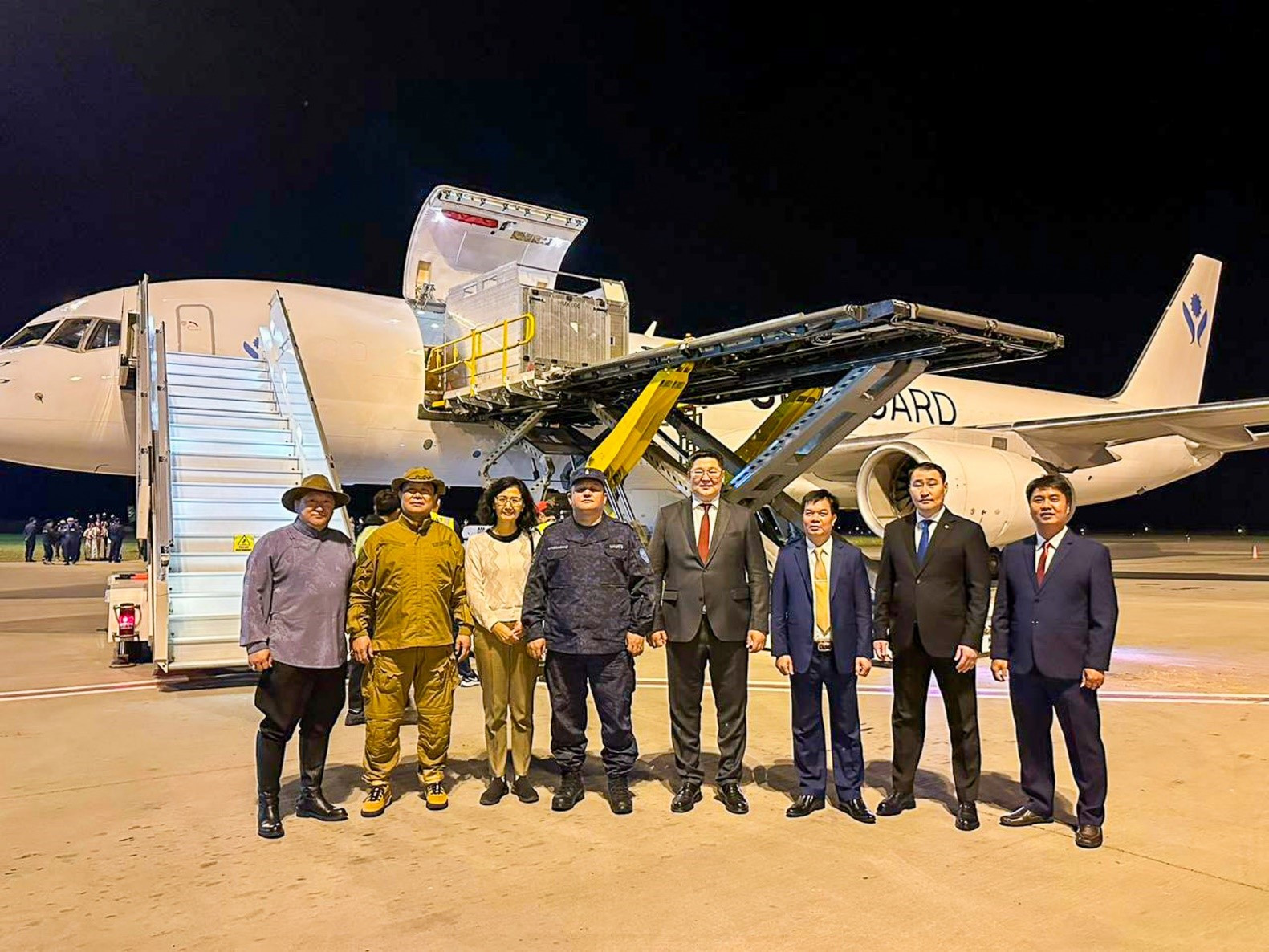22 giờ ngày 5/7, tại sân bay quốc tế Chinggis Khaan (Mông Cổ), 20 chiến mã đã về tới quê hương sau 6 năm đồng hành cùng Đoàn CSCĐ Kỵ binh Việt Nam. Tham dự buổi trao tặng có lãnh đạo và đại diện các cơ quan chức năng của Mông Cổ và Việt Nam, gồm: Văn phòng Tổng thống Mông Cổ; Bộ Tư pháp và Nội vụ Mông Cổ; Tổng cục Thi hành án (DGCE) – đơn vị tiếp nhận ngựa; Bộ Tư lệnh Cảnh sát cơ động Việt Nam; Đại sứ quán Việt Nam tại Mông Cổ.