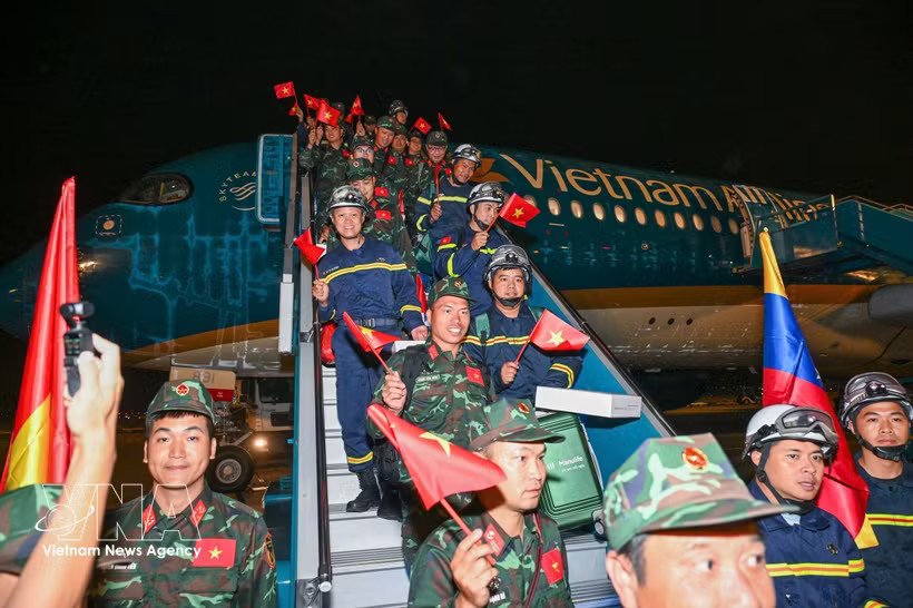 The Vietnamese rescue team return to Hanoi early on July 11 after completing their relief mission in Venezuela following the twin earthquakes on June 24. (Photo: VNA)