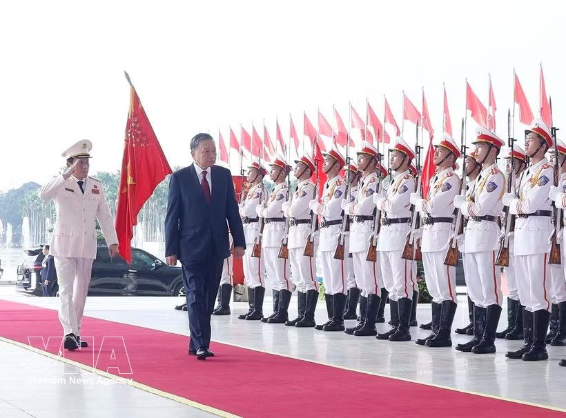 Party General Secretary and State President To Lam reviews the guard of honour of the People's Security Force. (Photo: VNA)