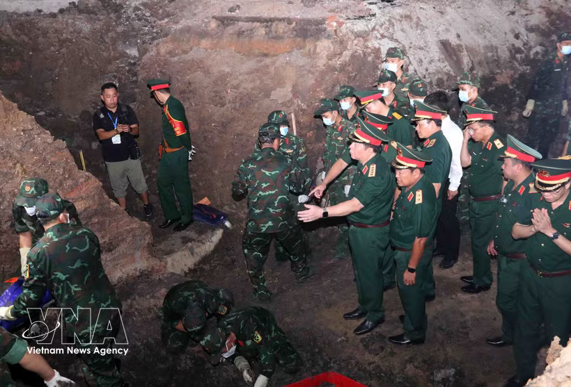 Director of the General Department of Politics under the Vietnam People’s Army General Nguyen Trong Nghia inspects the ongoing search and recovery operation for martyrs’ remains at Le Thi Rieng Park in Ho Chi Minh City. (Photo: VNA)