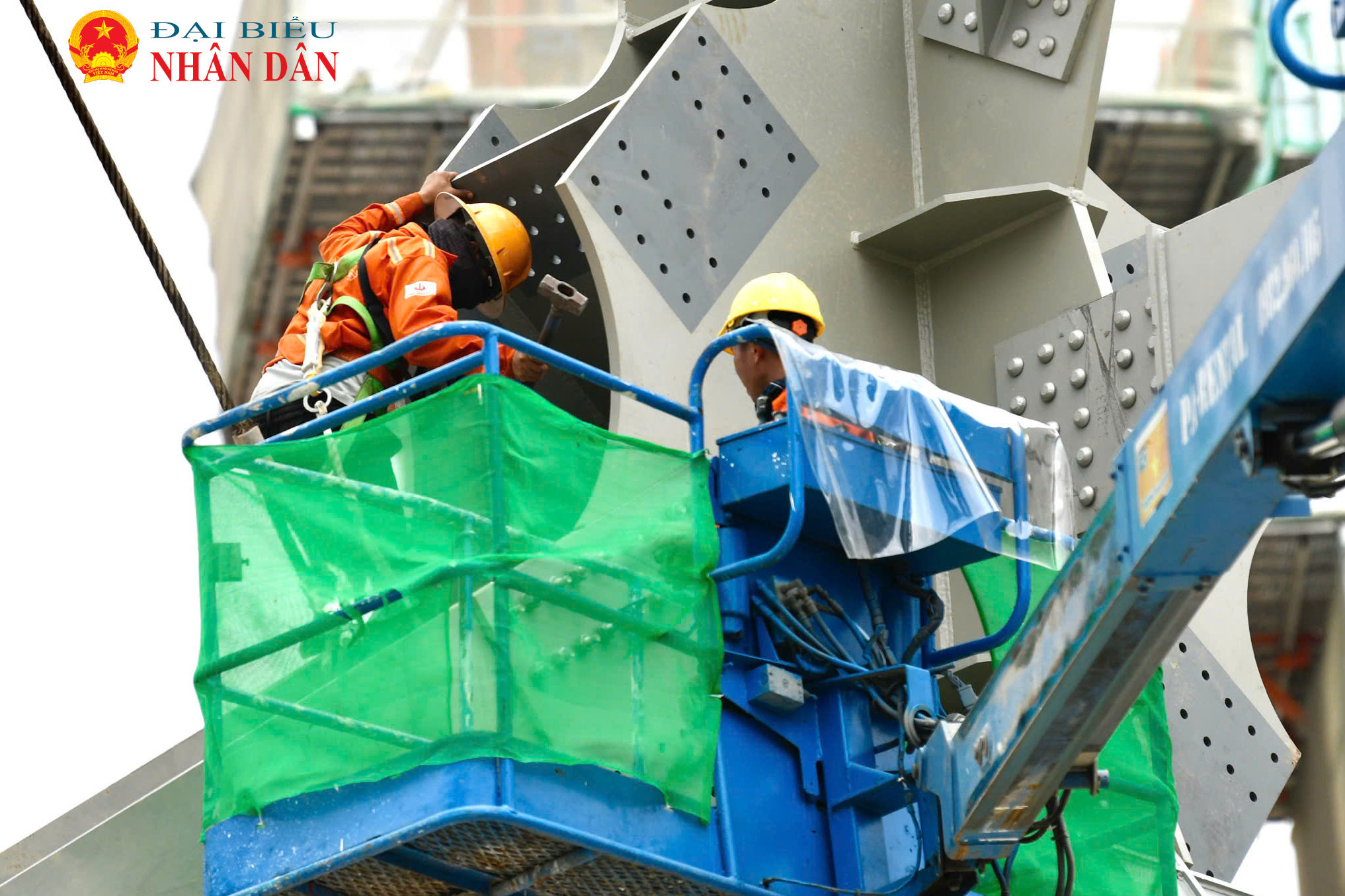 Hiện chủ đầu tư cùng tổng thầu Vinhomes đã huy động số lượng lớn nhân lực, máy móc và thiết bị chuyên dụng, tổ chức nhiều mũi thi công liên tục nhằm bảo đảm tiến độ