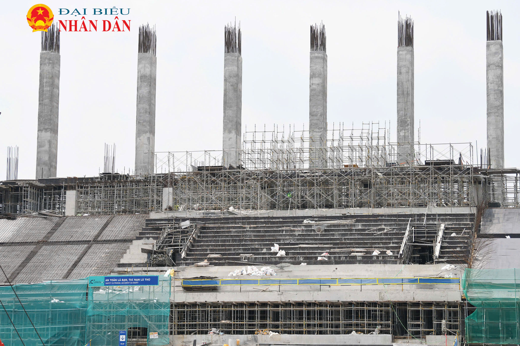 Hệ thống giá đỡ với những cột bê tông cốt thép quanh chu vi công trình để chuẩn bị lắp dựng mái vòm đã được triển khai
