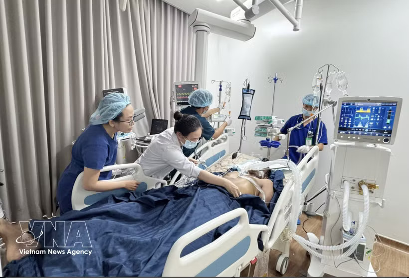 Doctors from Cho Ray Hospital in Ho Chi Minh City are collaborating with doctors from Sun Group International Hospital in Phu Quoc to provide intensive treatment for a victim of the speedboat accident in Phu Quoc (Photo published by VNA)